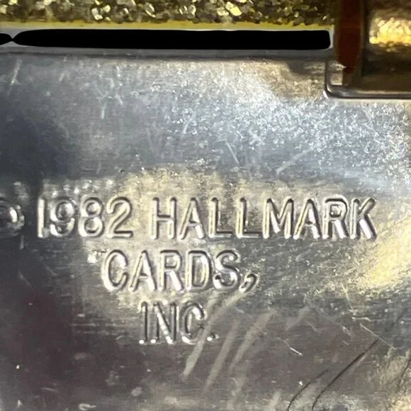 Hallmark 1982 St. Patrick's Day Rainbow and Pot of Gold Pin - Picture 3 of 3